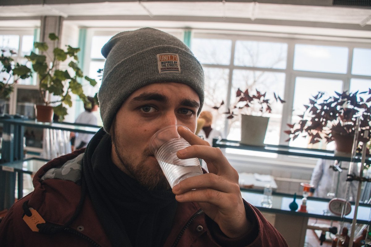 До попадания в трубы вода действительно вкусная