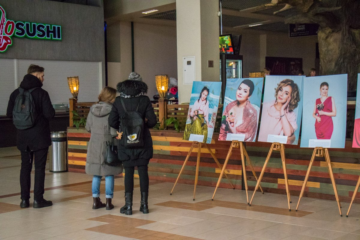 Историю жизни участниц фотовыставки можно прочитать сразу под фото