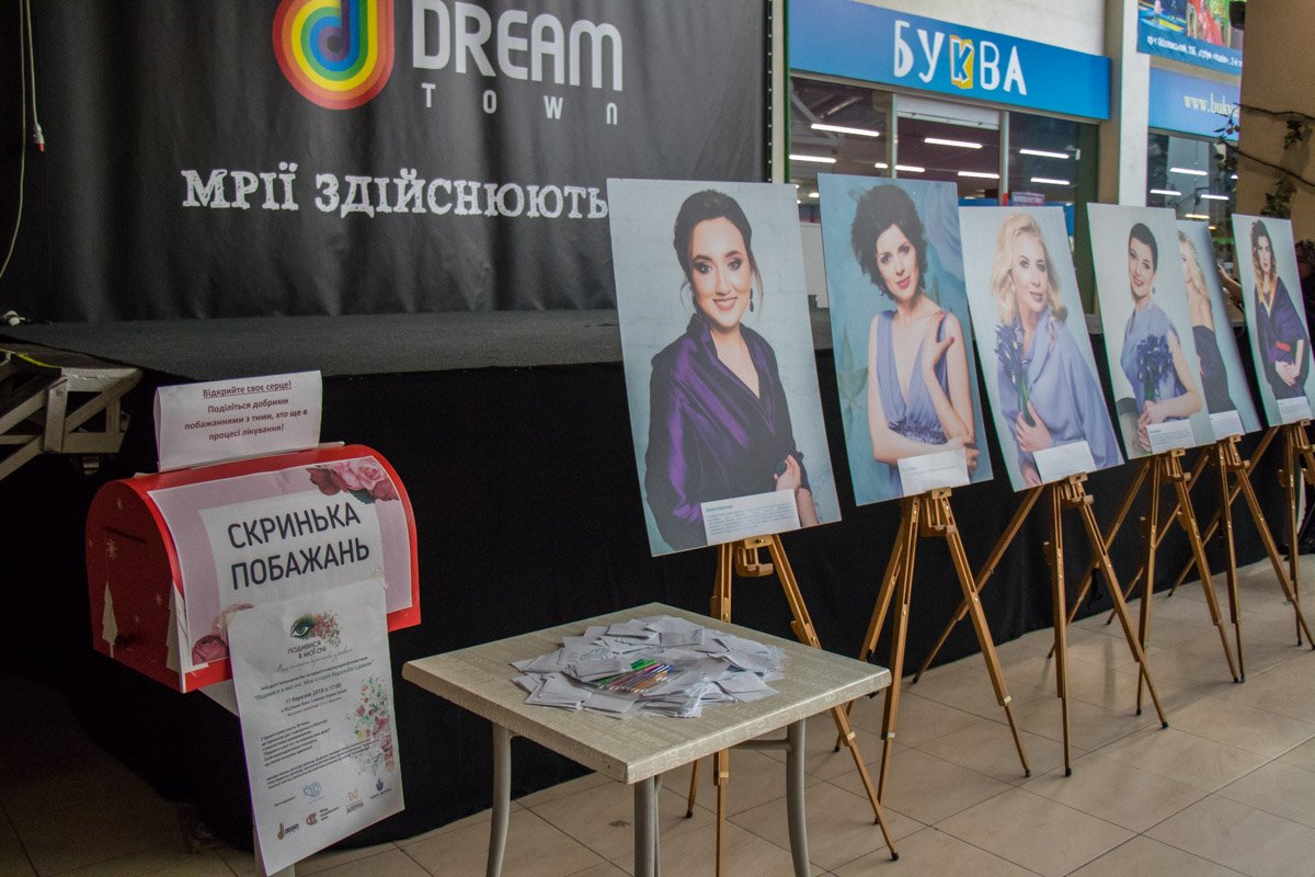 Желающие могут на месте написать свое заветное желание и бросить в ящик