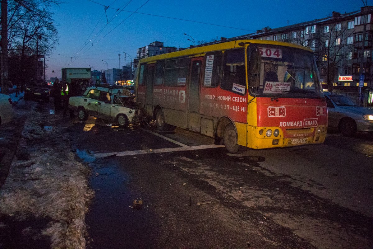 "Жигули" влетел в маршрутный автобус "Богдан" №504