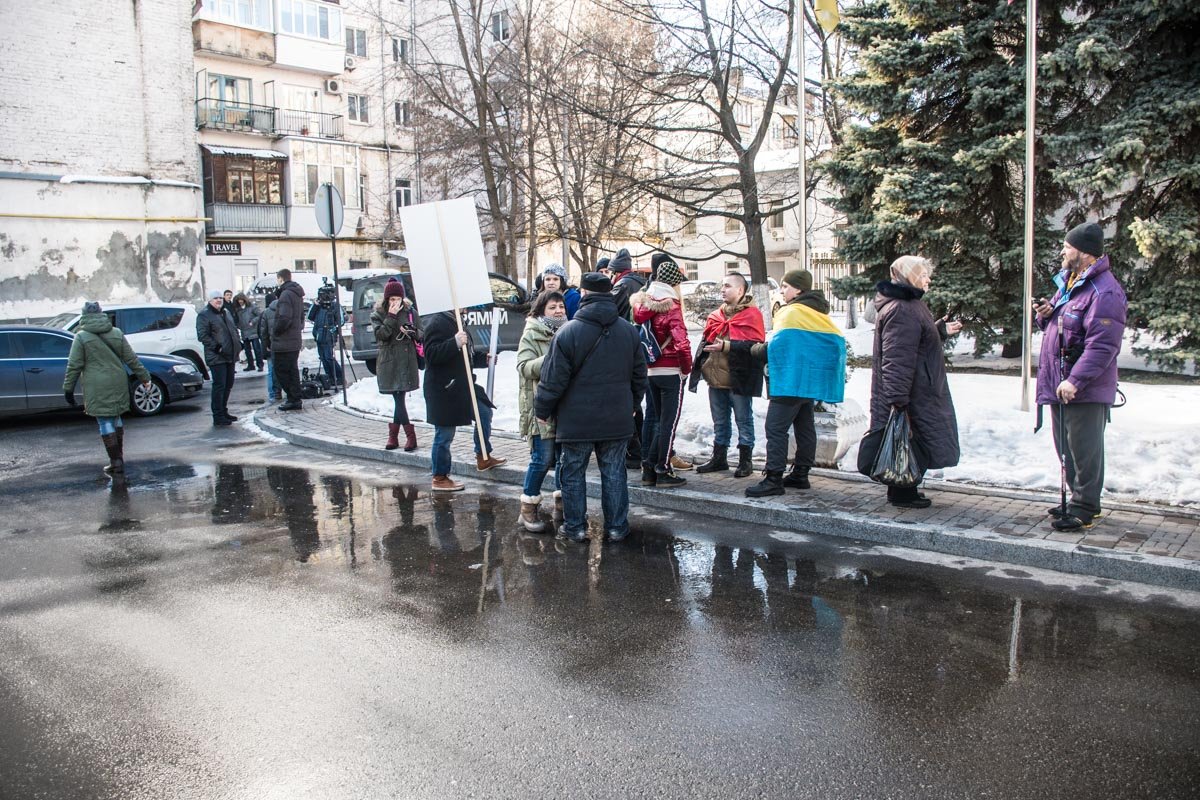 Люди собрались поддержать нардепа Люди собрались поддержать нардепа