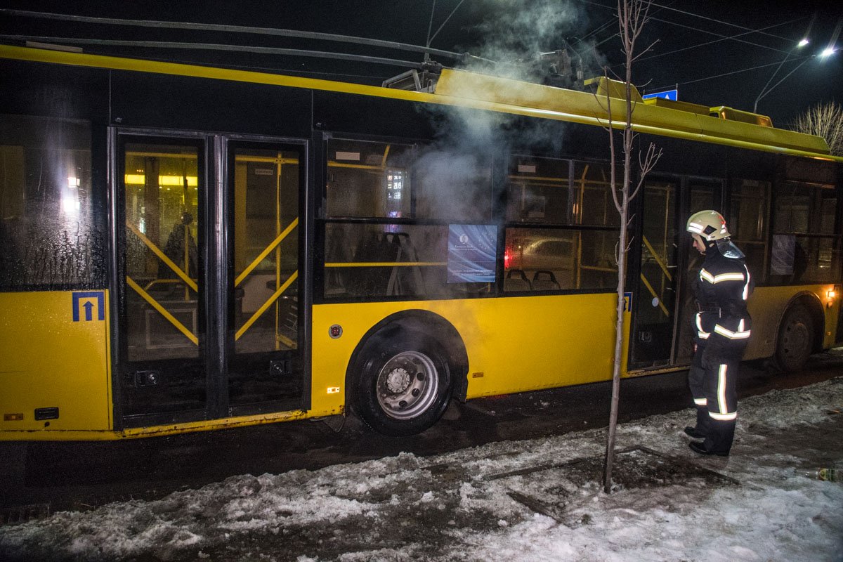 На Воздухофлотском проспекте загорелся троллейбус