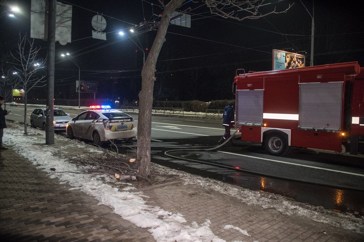 На месте работали пожарные 