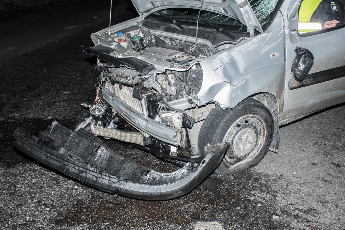 На Одесской трассе Fiat врезался в отбойник 