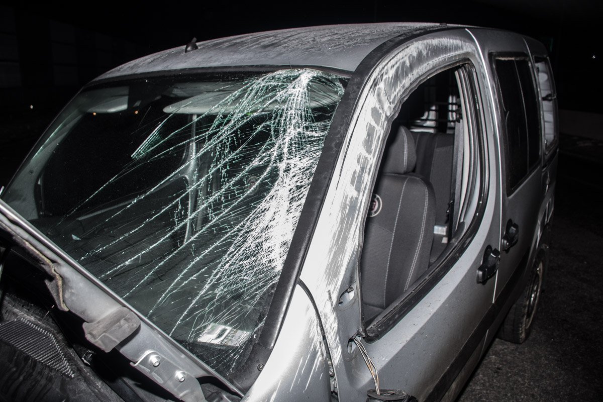 Водителя выбросило через боковое окно на трассу