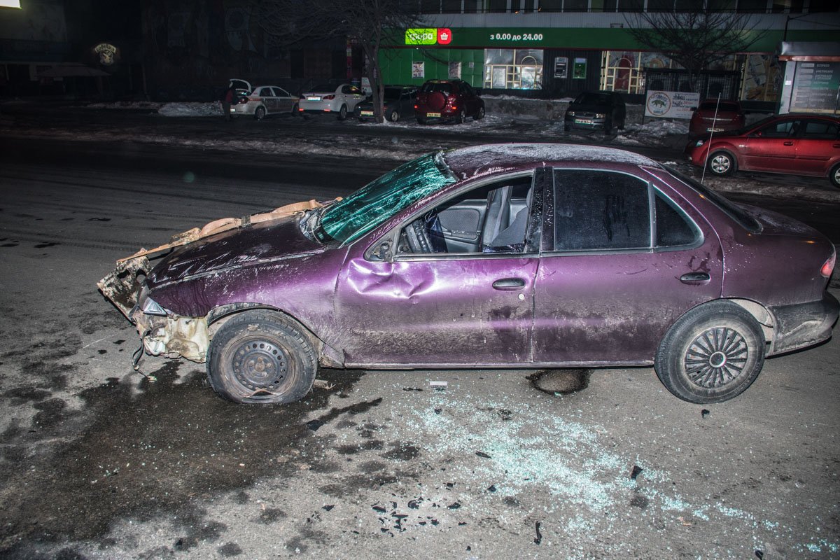 На улице Миропольской иномарка снесла ограждение 