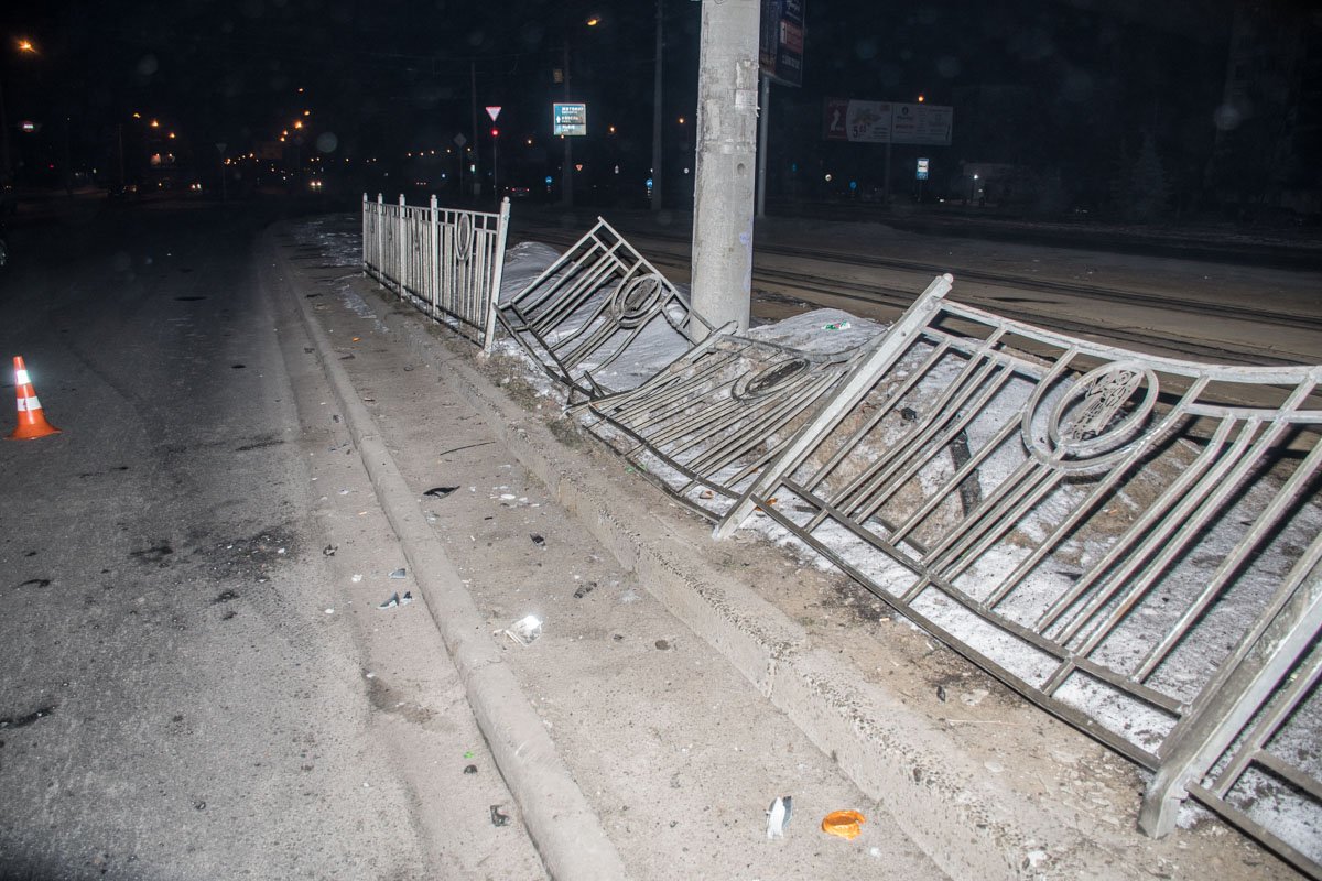 Из-за ДТП "пострадали" несколько секций ограждения 