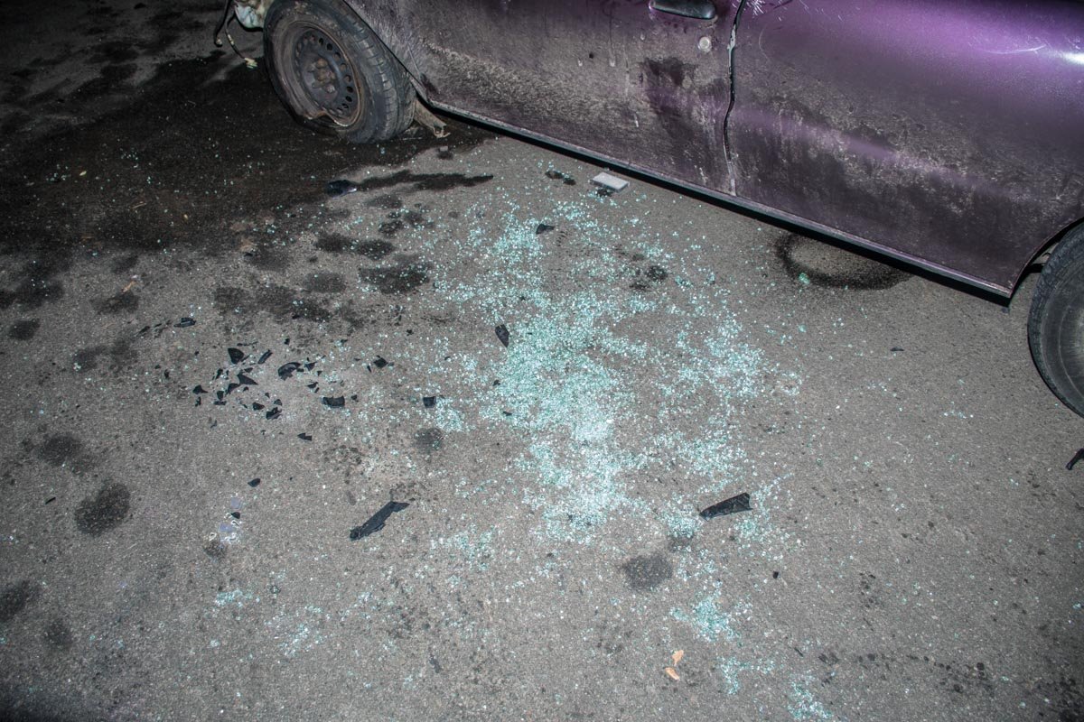 От удара в машине разбились стекла 