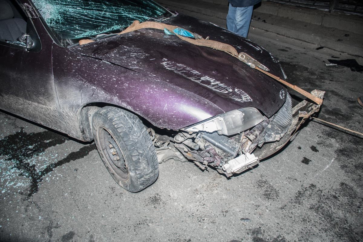 У автомобиля повреждена передняя часть 