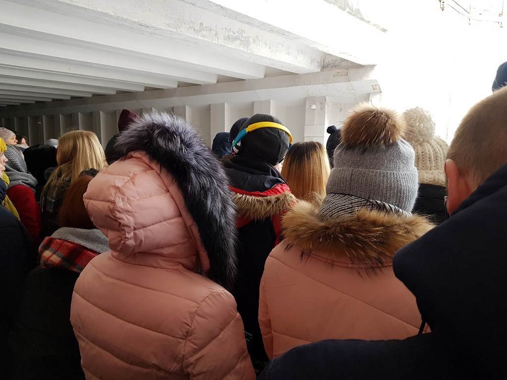 Это привело к огромному скоплению людей на станциях красной ветки 