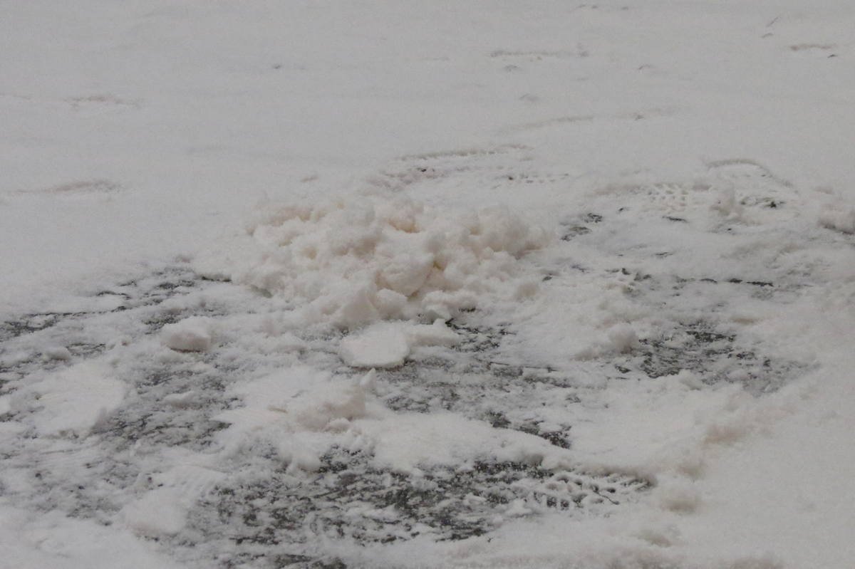 В Никополе выпал желтый снег