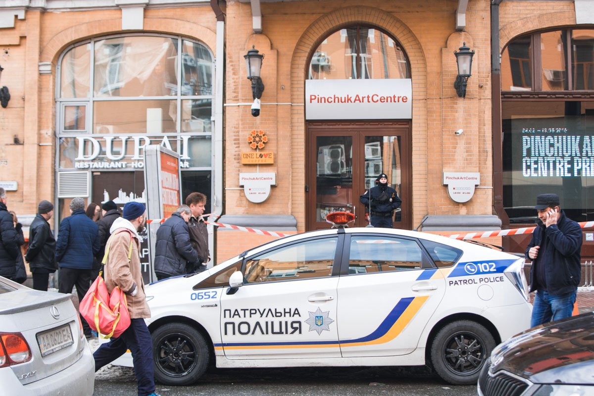 Поступило сообщение, что в популярном выставочном в центре столицы нашли подозрительный предмет.