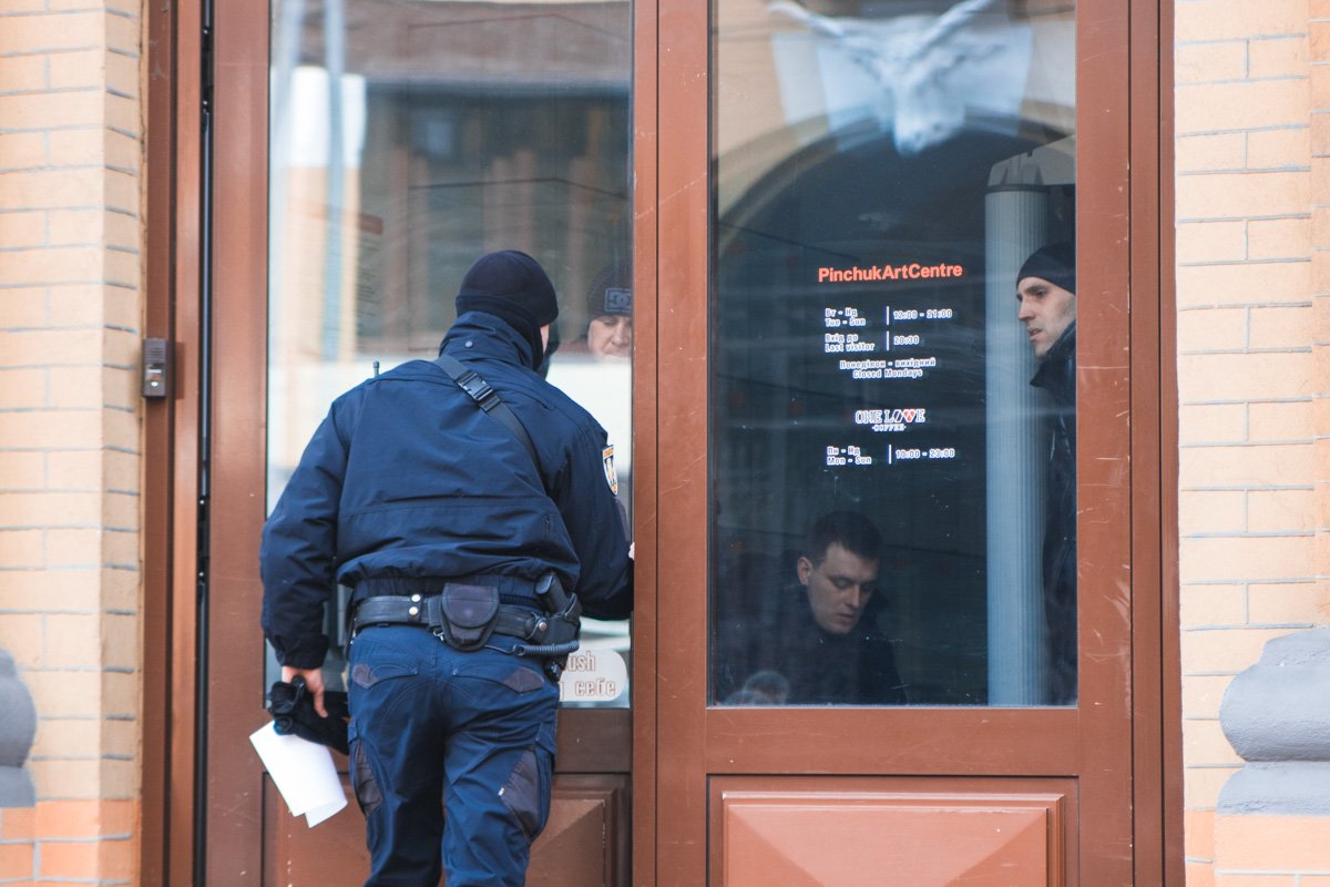 Первыми на место прибыла полиция