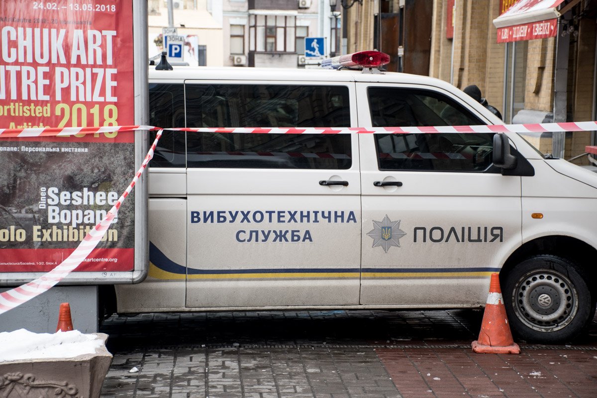 Около 12:30 на место прибыли взрывотехники