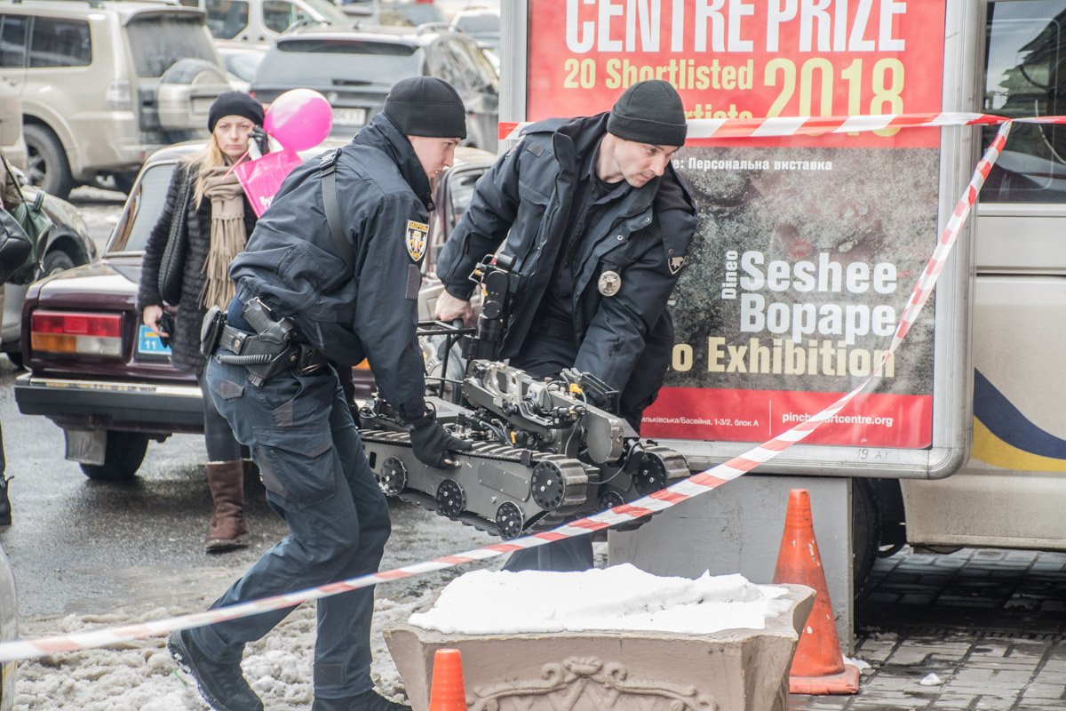 Для разминирования используют робота-сапера