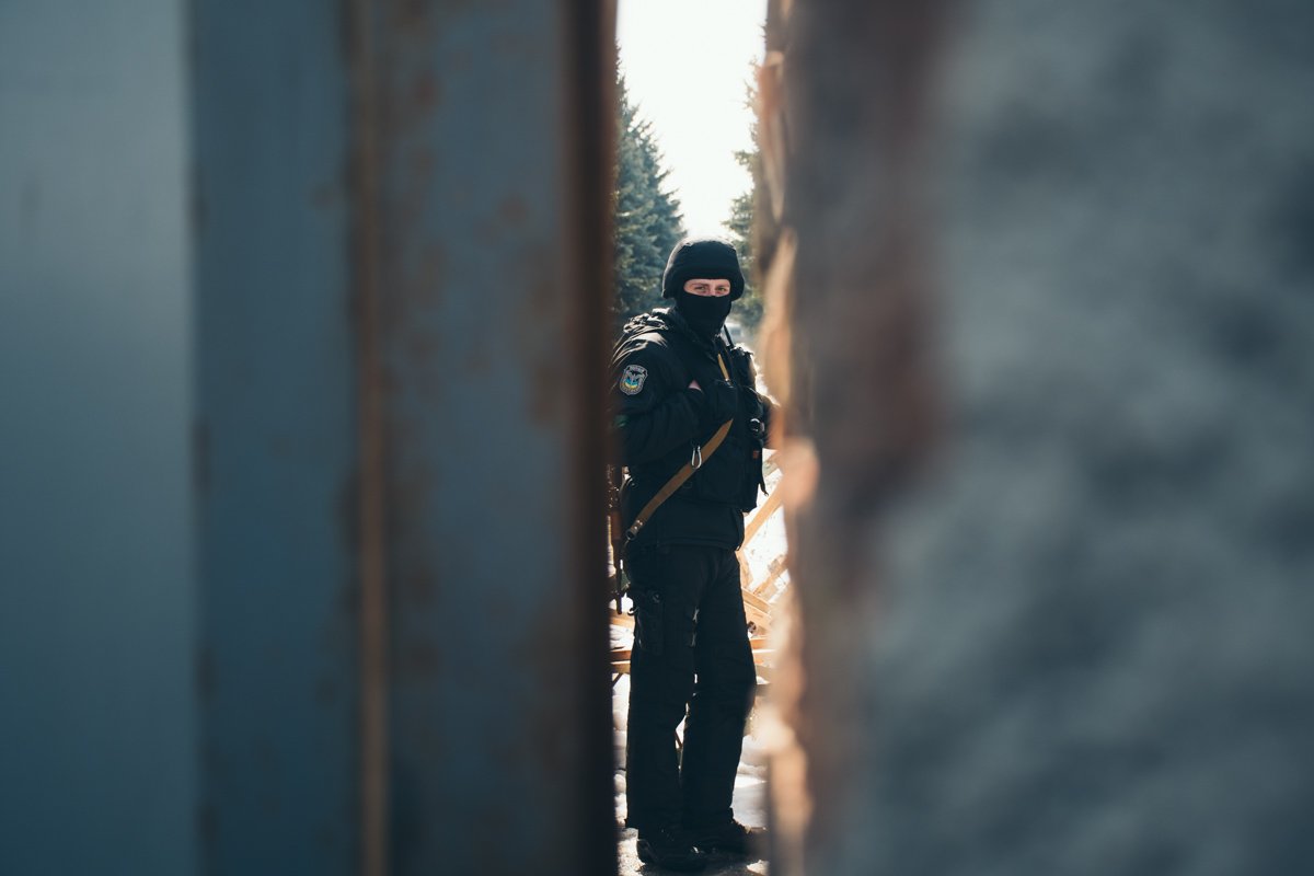 На территорию завода никого не пускают