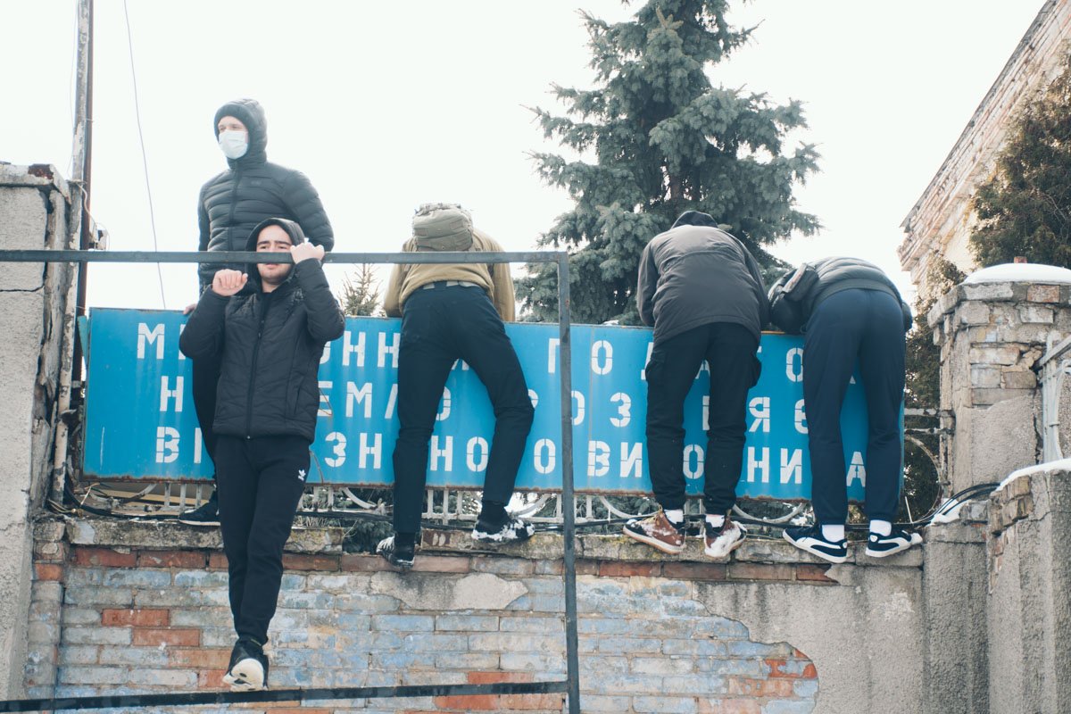 Чтобы узнать, что происходит за воротами, парни взбирались на ограждение