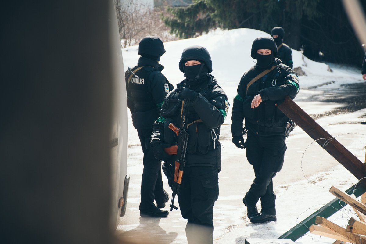 На территории завода много вооруженных правоохранителей 