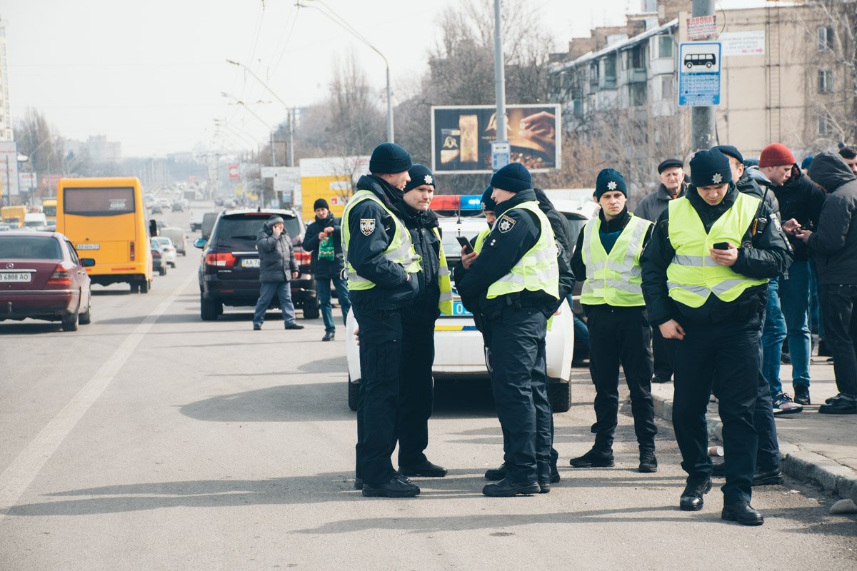 Возле АТЭКа за правопорядком следит патрульная полиция 
