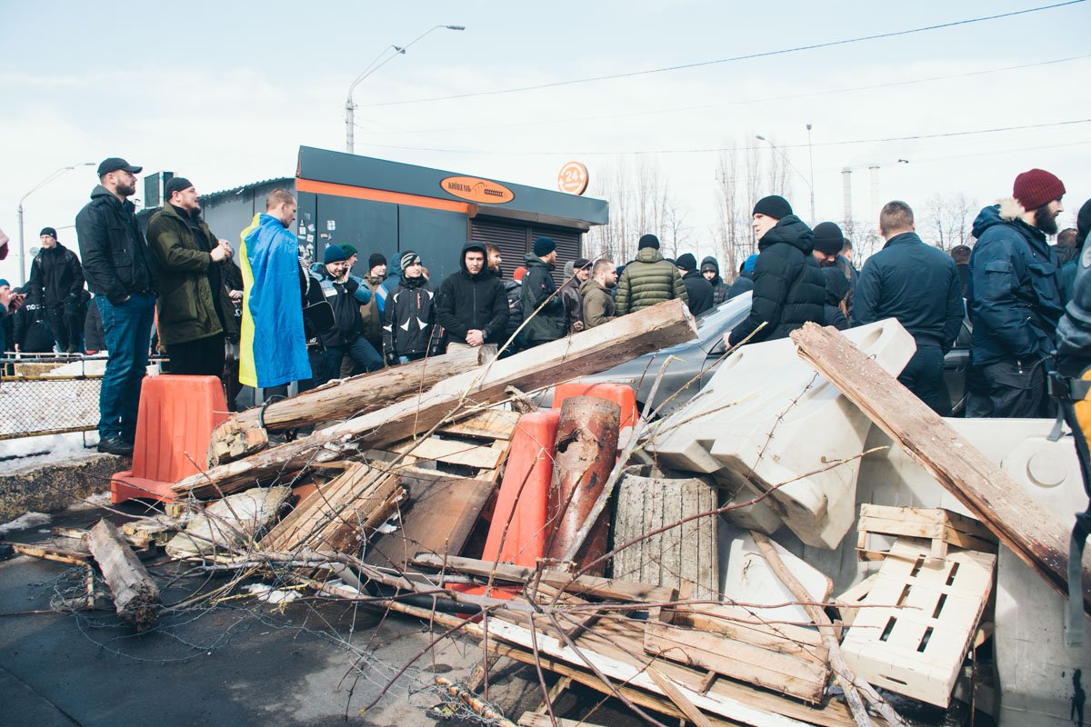 Националисты блокируют выезд с территории завода
