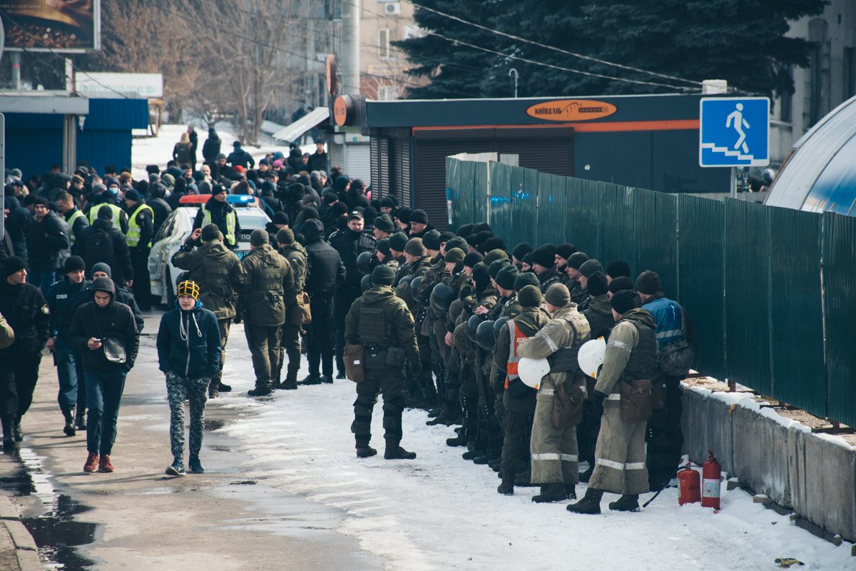 Также на месте большое количество бойцов Нацгвардии 