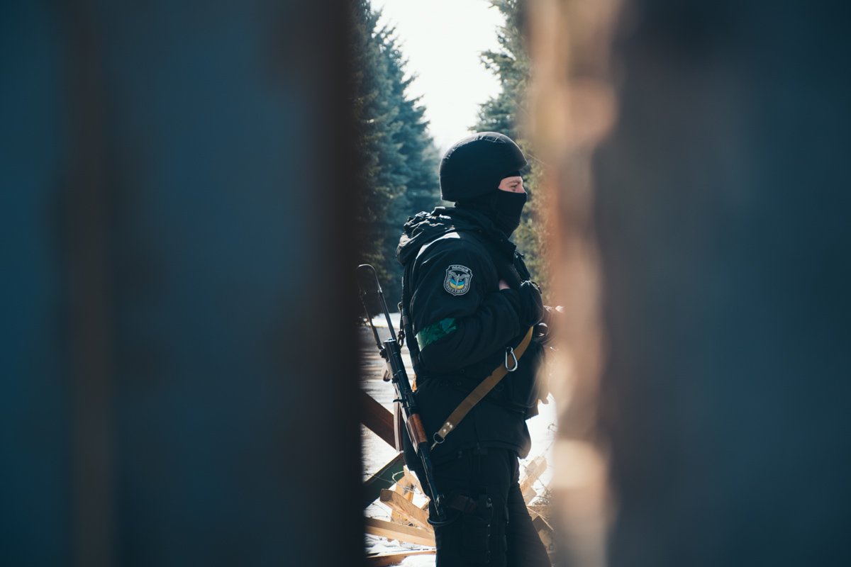 Информатор смог увидеть, что происходит за воротами завода, лишь сквозь щель в заборе 