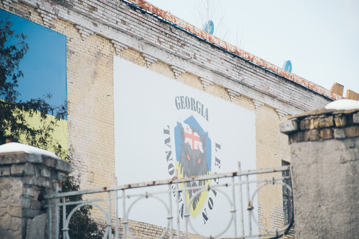 Также на территории завода находится офис "Грузинского легиона" 