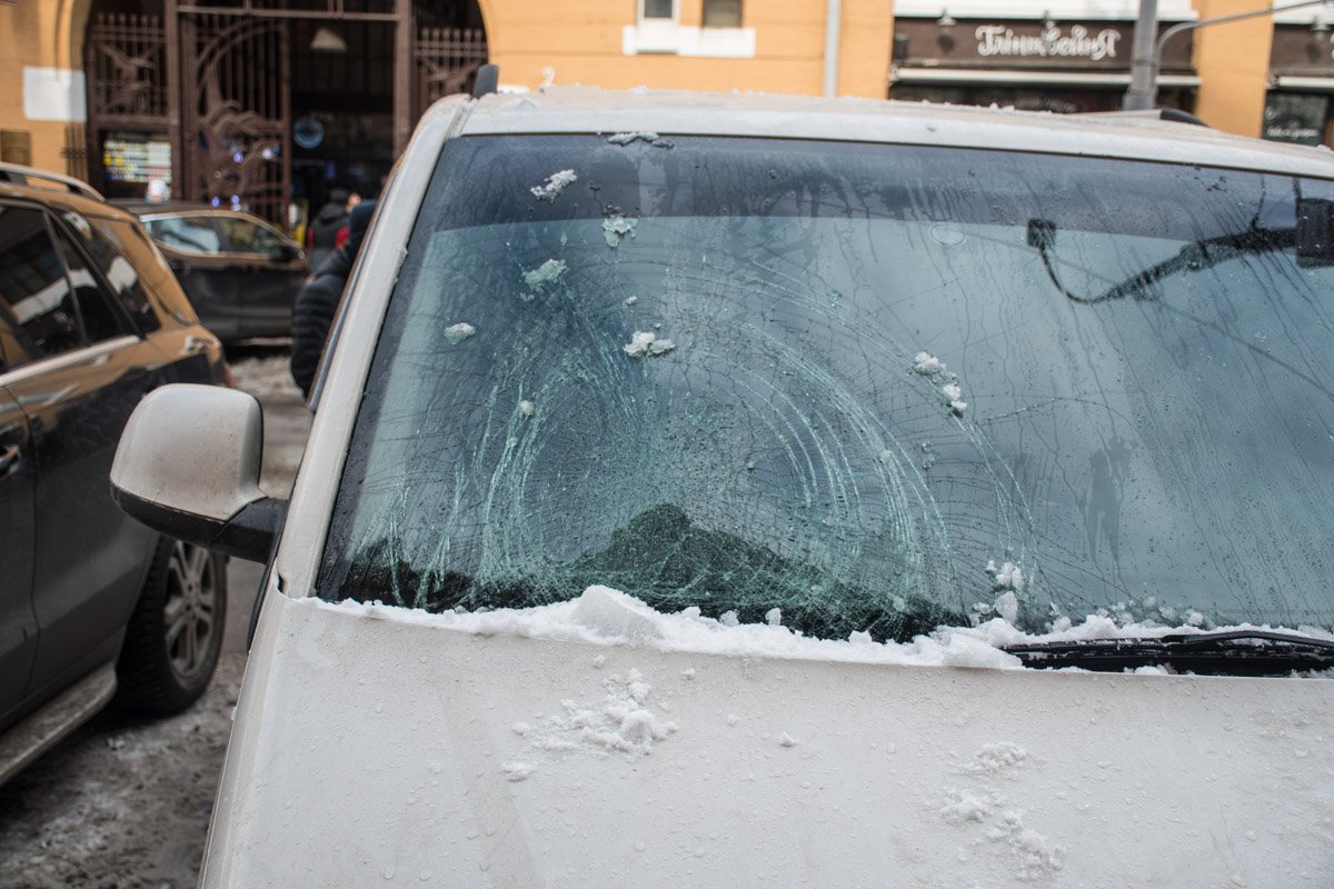 Возле входа в PinchukArtCentre на Volkswagen T5 упала глыба льда Возле входа в PinchukArtCentre на Volkswagen T5 упала глыба льда