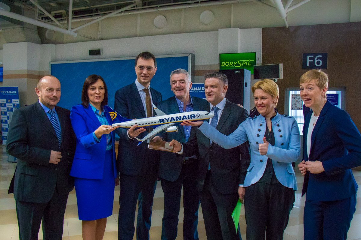 Переговоры велись в основном с Владимиром Омеляном (министр инфраструктуры Украины), его командой и администрацией аэропортов