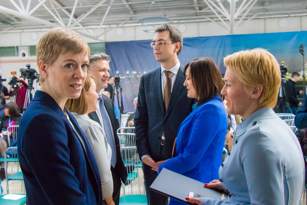 Чиновники ведут светские беседы