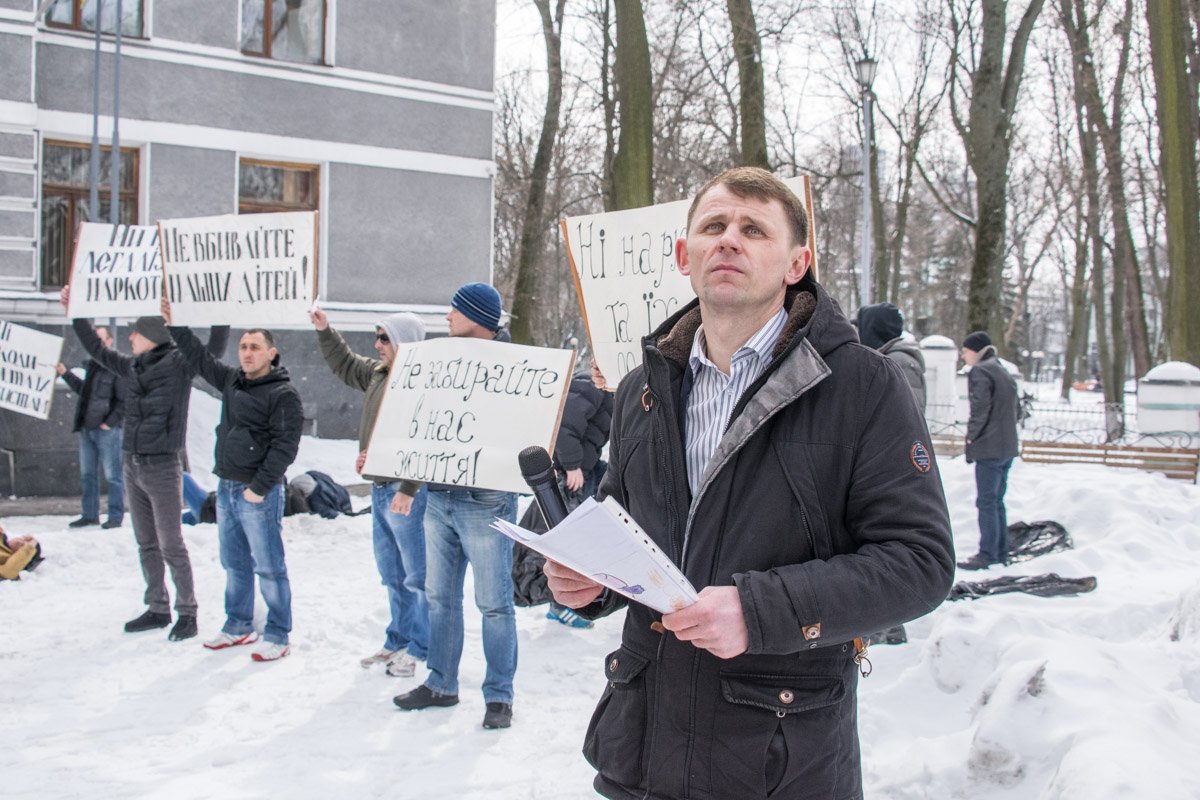 На митинге собралось около 50 человек На митинге собралось около 50 человек