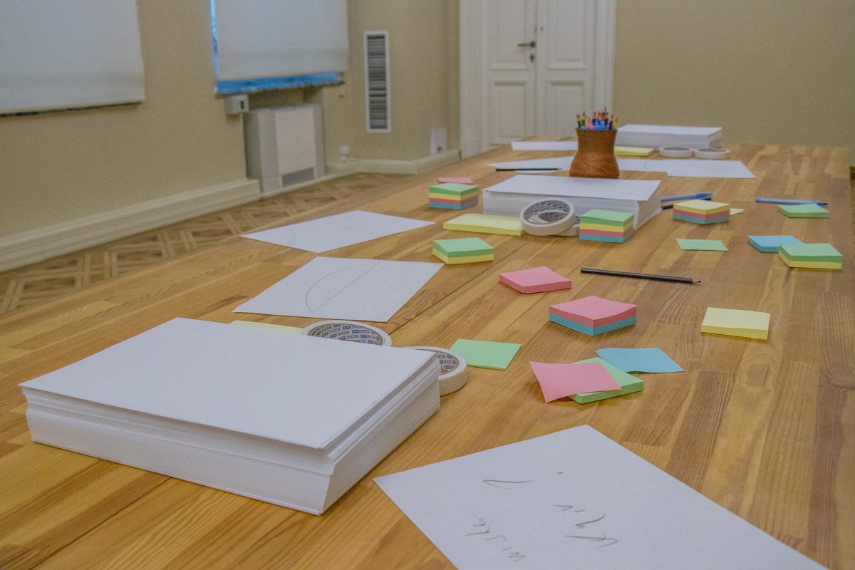 Также в одном из залов есть стол, на котором есть стикеры и маркеры Также в одном из залов есть стол, на котором есть стикеры и маркеры