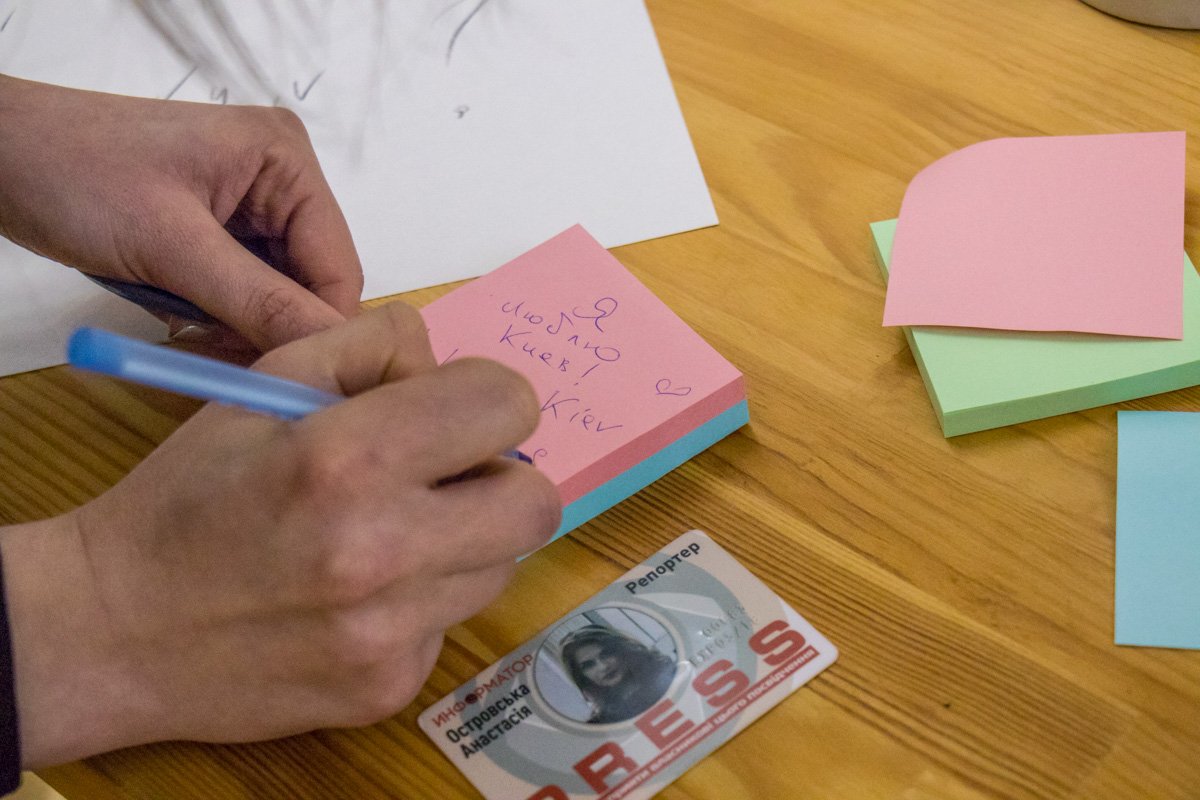 На стикерах все желающие могут написать свои мечты или впечатления от Киева На стикерах все желающие могут написать свои мечты или впечатления от Киева