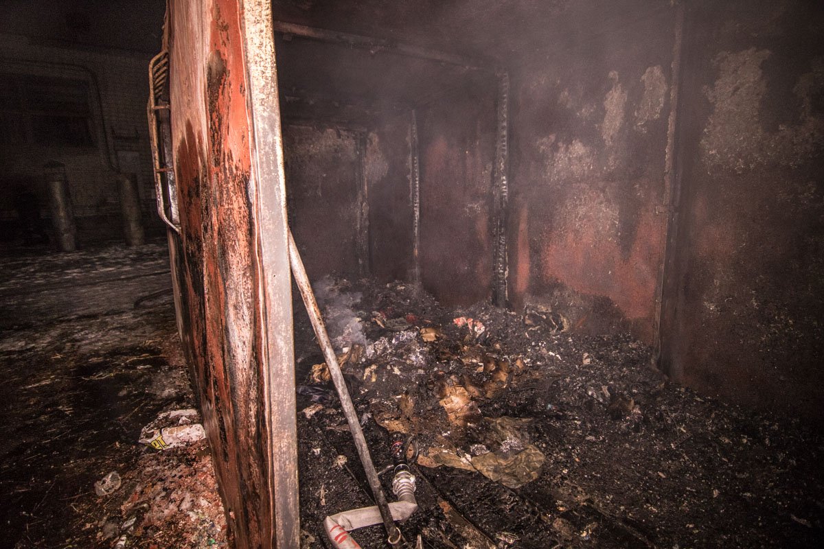 Горели четыре отдельно стоящие сооружения Горели четыре отдельно стоящие сооружения