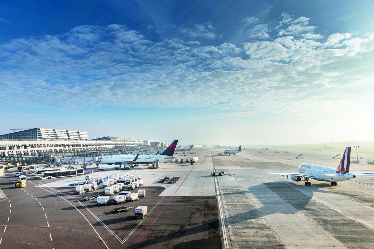 В Штутгарте более сотни пассажиров рейса в Лиссабон не смогут вылететь из-за пьяного пилота В Штутгарте более сотни пассажиров рейса в Лиссабон не смогут вылететь из-за пьяного пилота