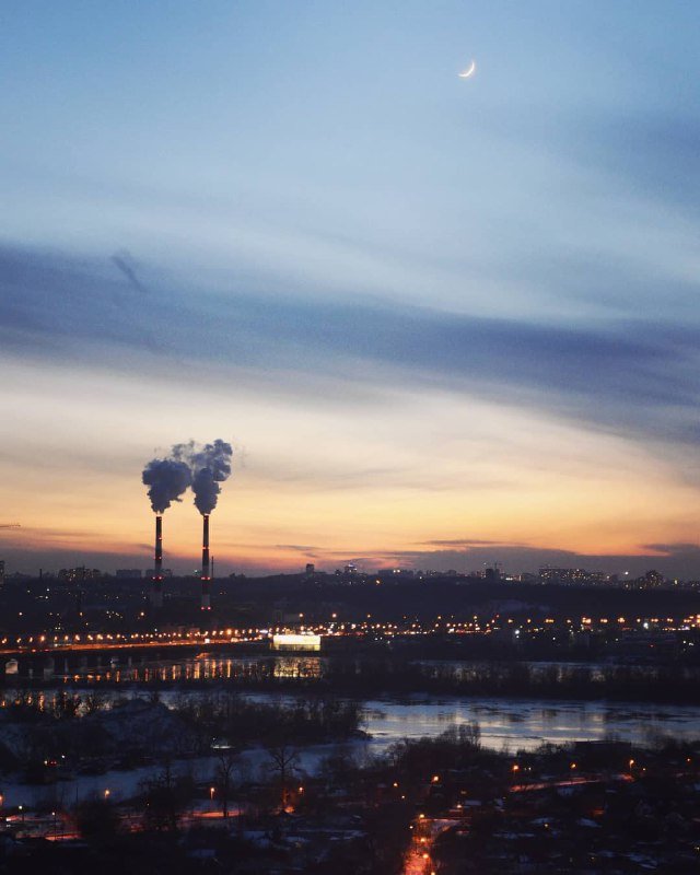 Неестественно-акварельный закат понедельника. Фото Yuriy Yurkevich