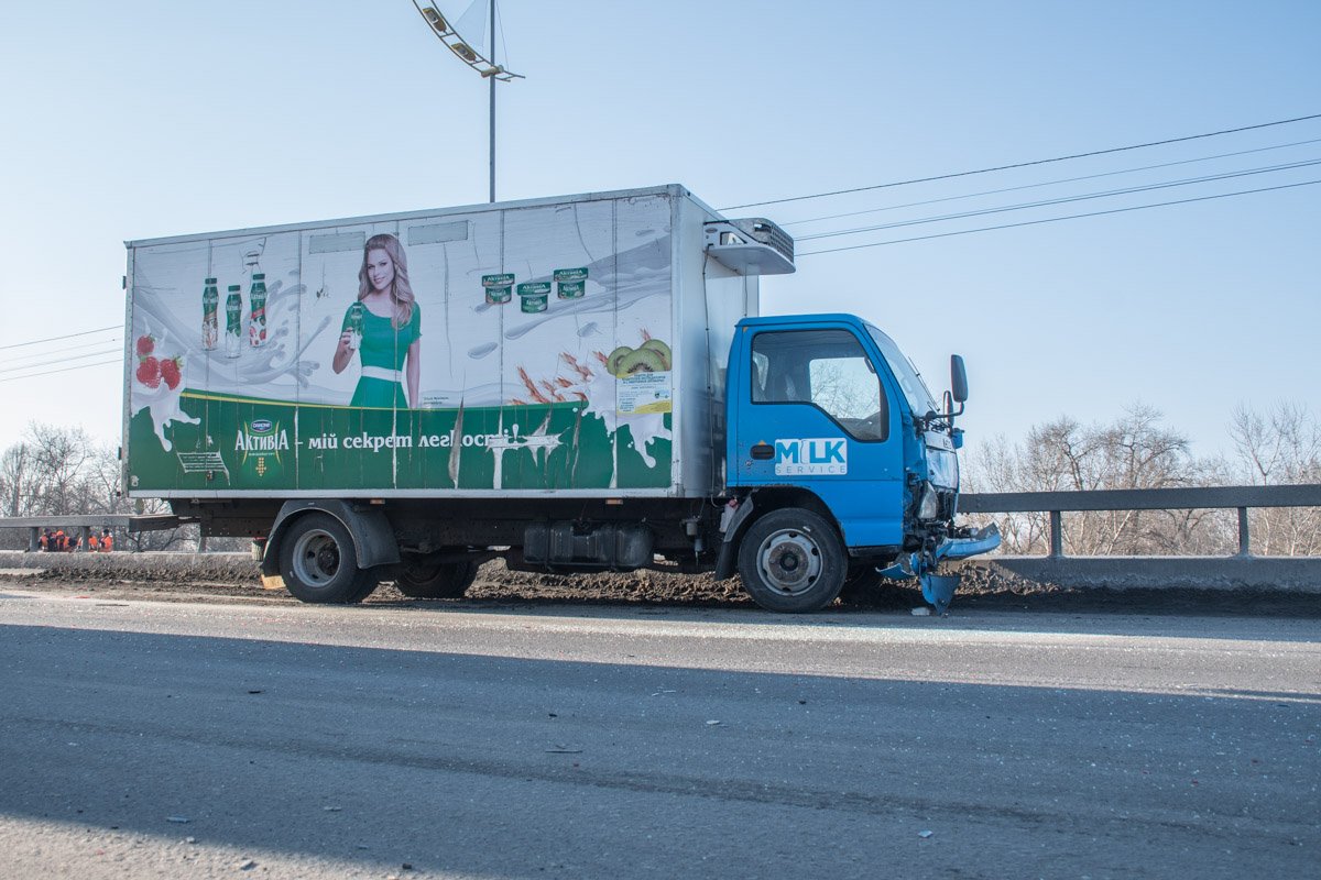 Грузовик Isuzu остановился в отбойнике Грузовик Isuzu остановился в отбойнике