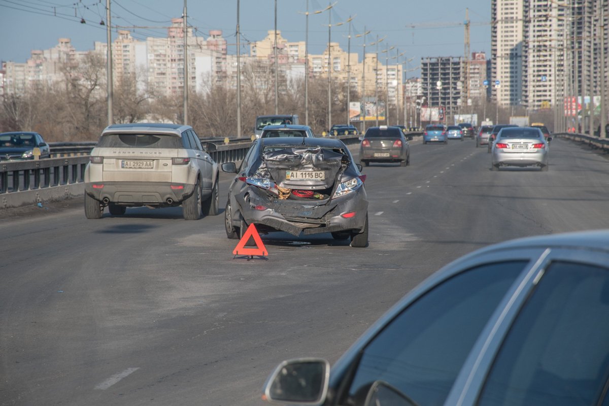 В районе парка Дружбы народов Hyundai снизил скорость, а драйвер Isuzu не успел среагировать В районе парка Дружбы народов Hyundai снизил скорость, а драйвер Isuzu не успел среагировать
