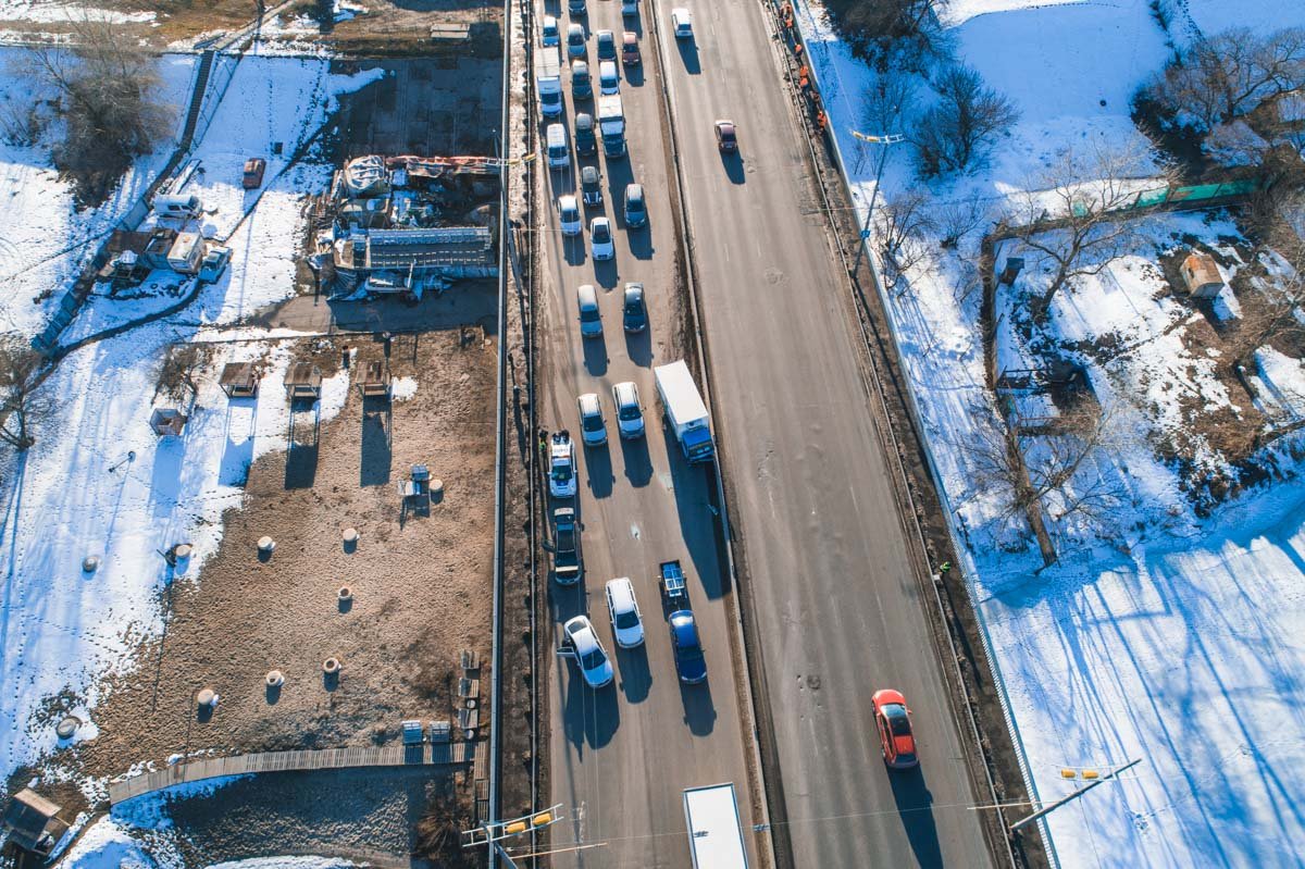 На фото видно, как грузовик протаранил отбойник На фото видно, как грузовик протаранил отбойник