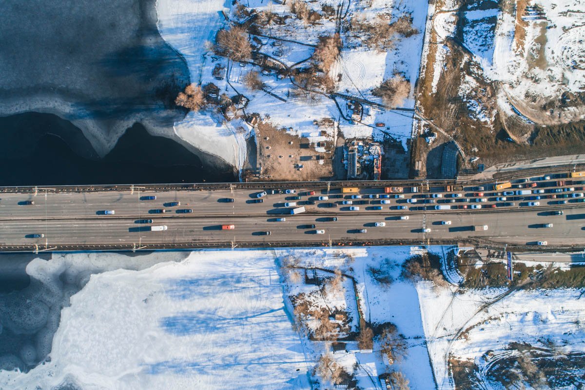 Автомобили стоят в пробке уже несколько часов Автомобили стоят в пробке уже несколько часов