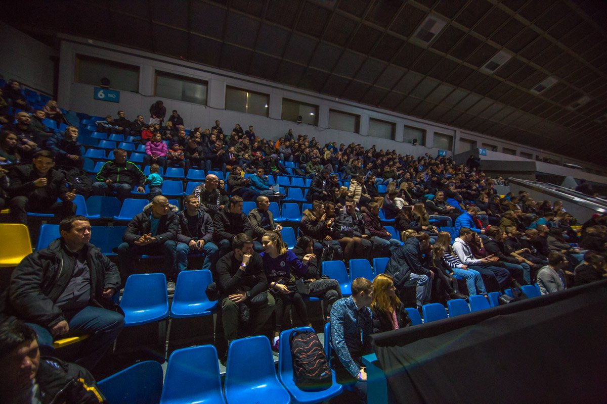 Зрители не покидают свои места