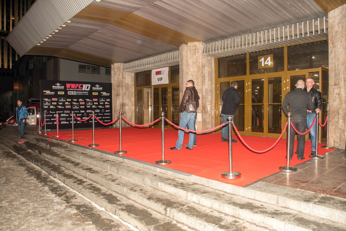 У входа нет паники. Видно, что мероприятие проходит по плану