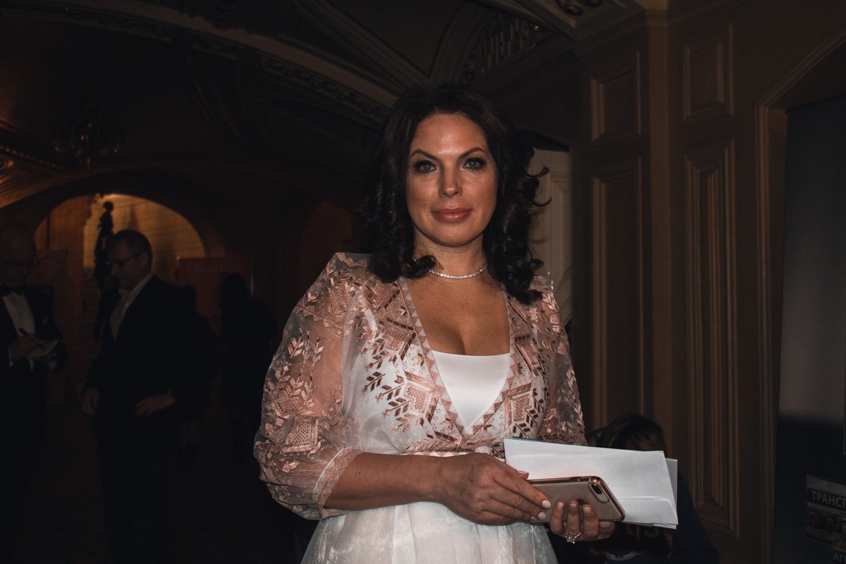 Женщины на церемонию пришли в чудесных нарядах Женщины на церемонию пришли в чудесных нарядах