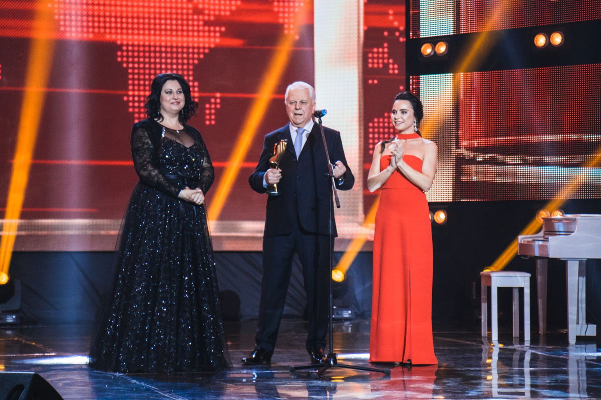 Леонид Кравчук и Лилия Подкопоева вручали награду Леонид Кравчук и Лилия Подкопоева вручали награду