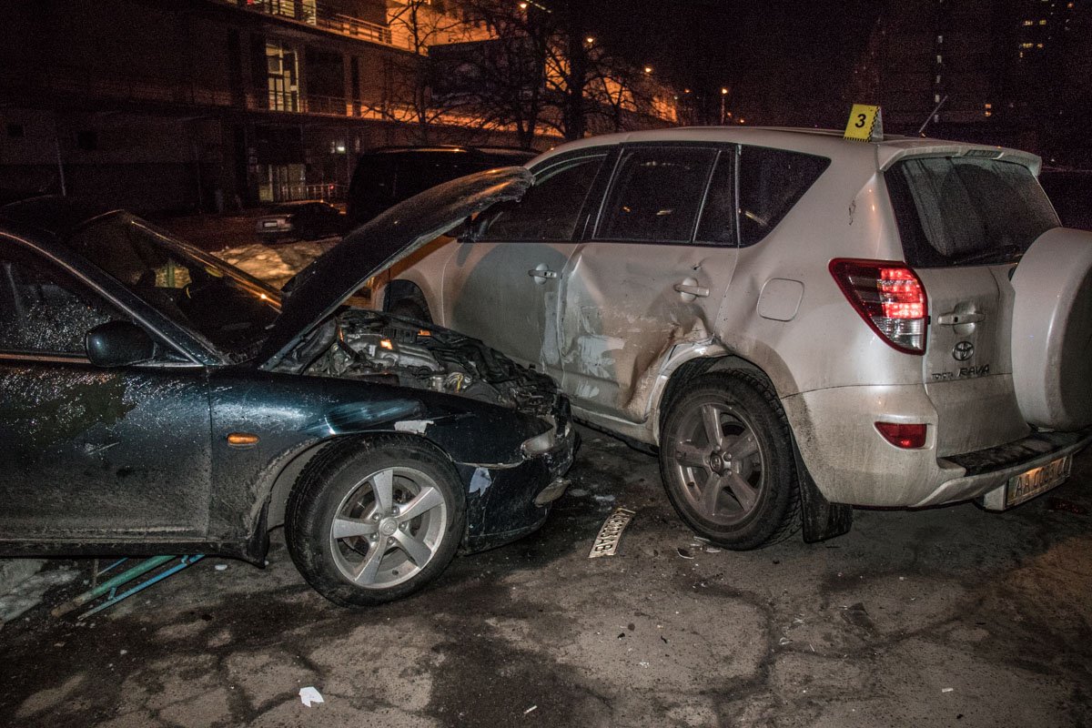 Автомобиль влетел в припаркованную Toyota Автомобиль влетел в припаркованную Toyota