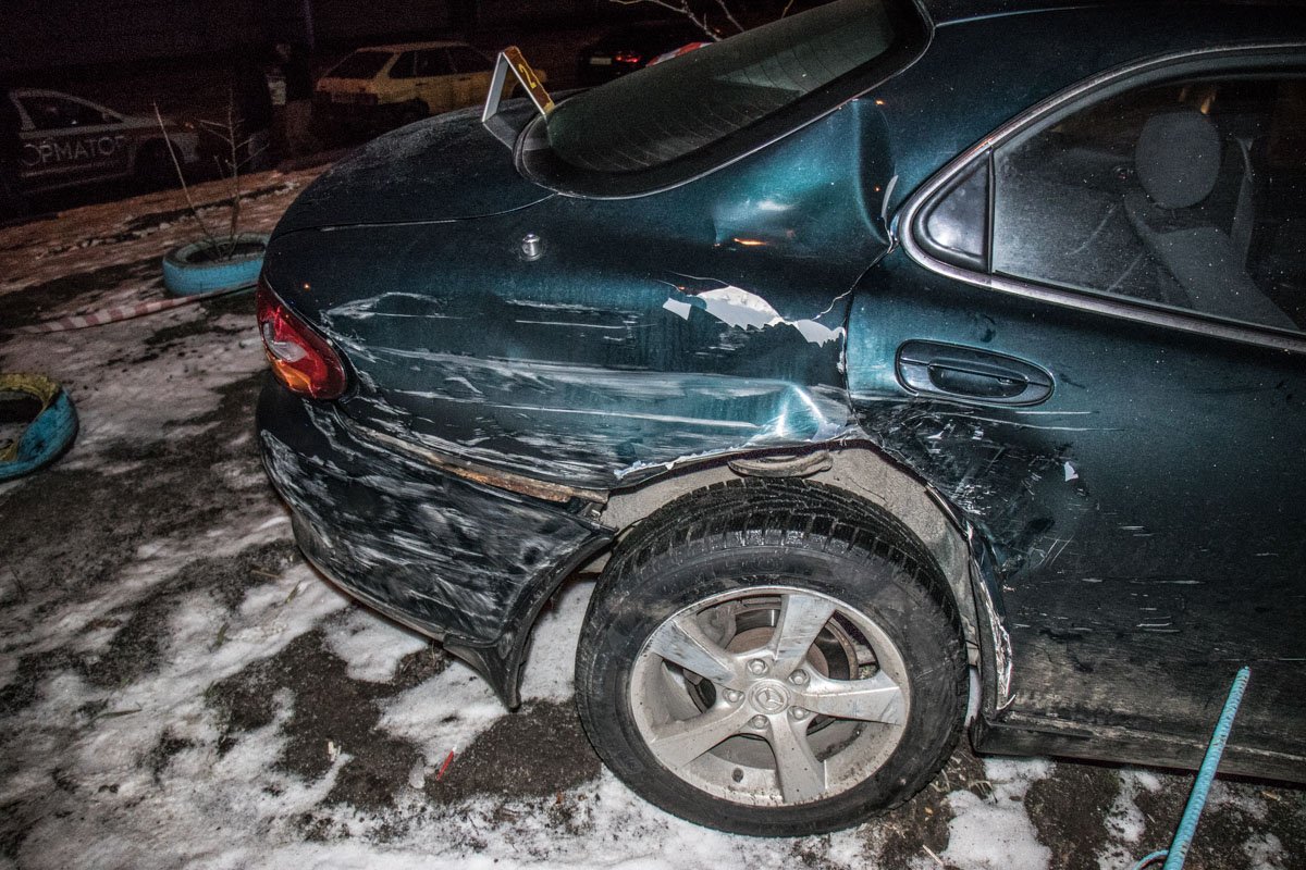 Автомобиль снес ограждение Автомобиль снес ограждение