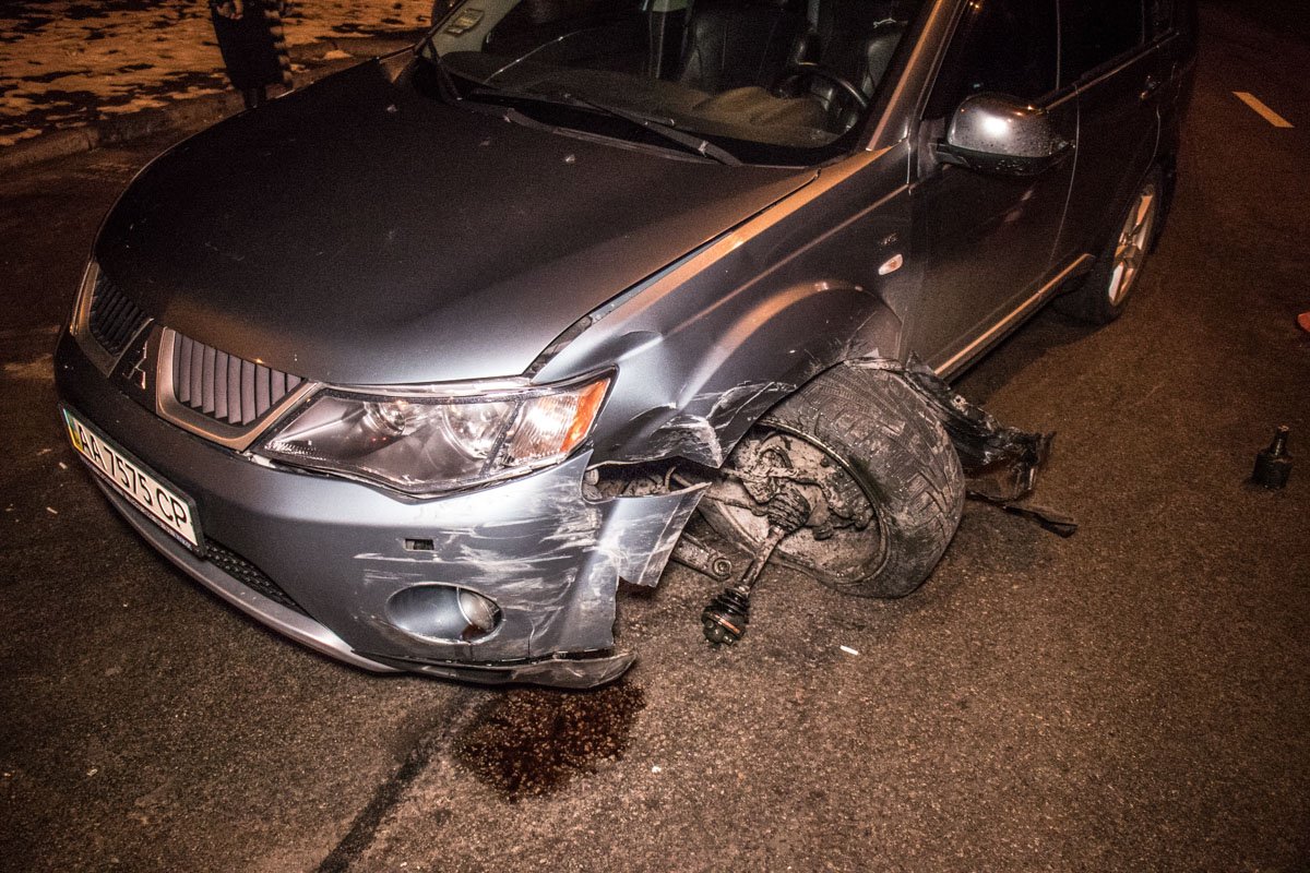 У внедорожника вывернуто колесо У внедорожника вывернуто колесо