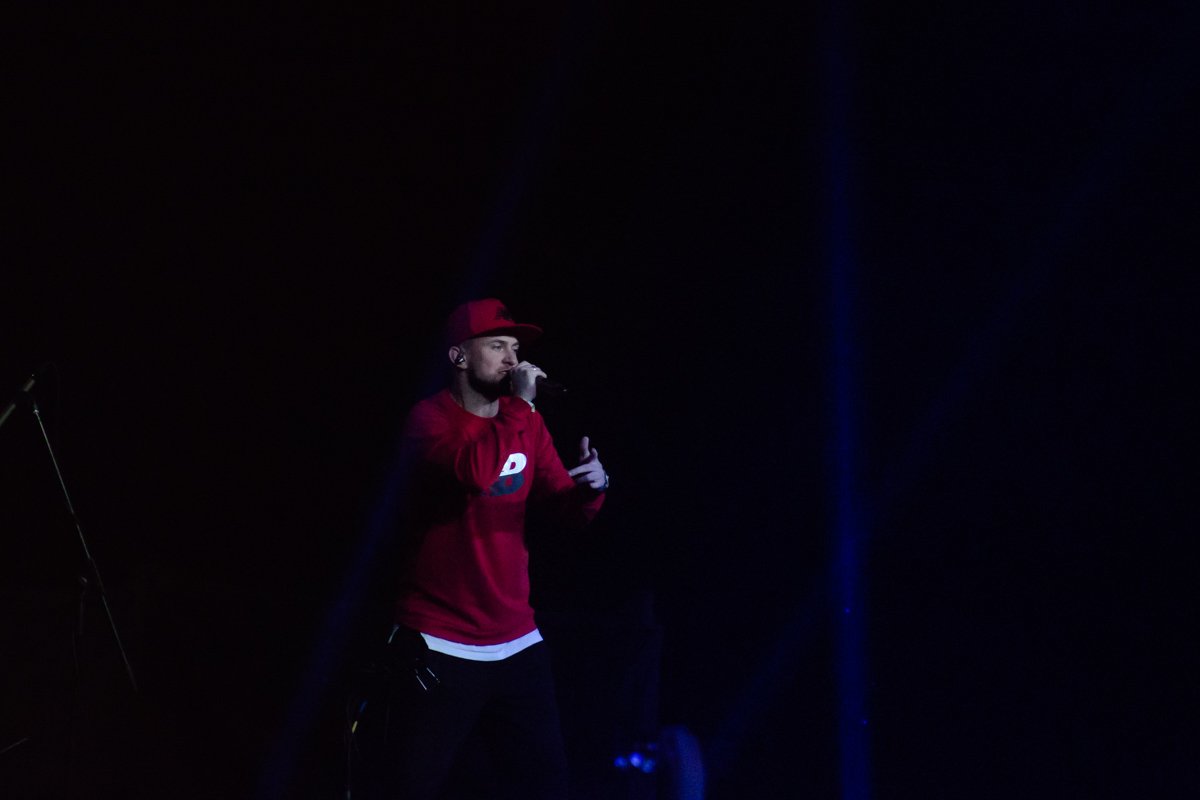 Песню выхода Сергея Спивака исполнил вживую репер Ярмак