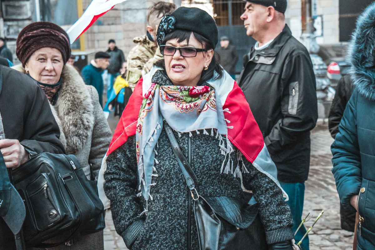 Люди дальше двинулись шествием к Администрации Президента 