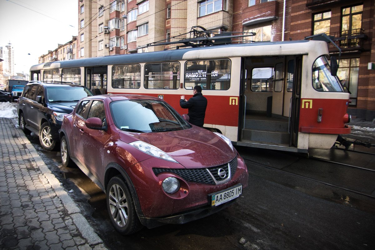 Трамвай № 15 сошел с рельсов